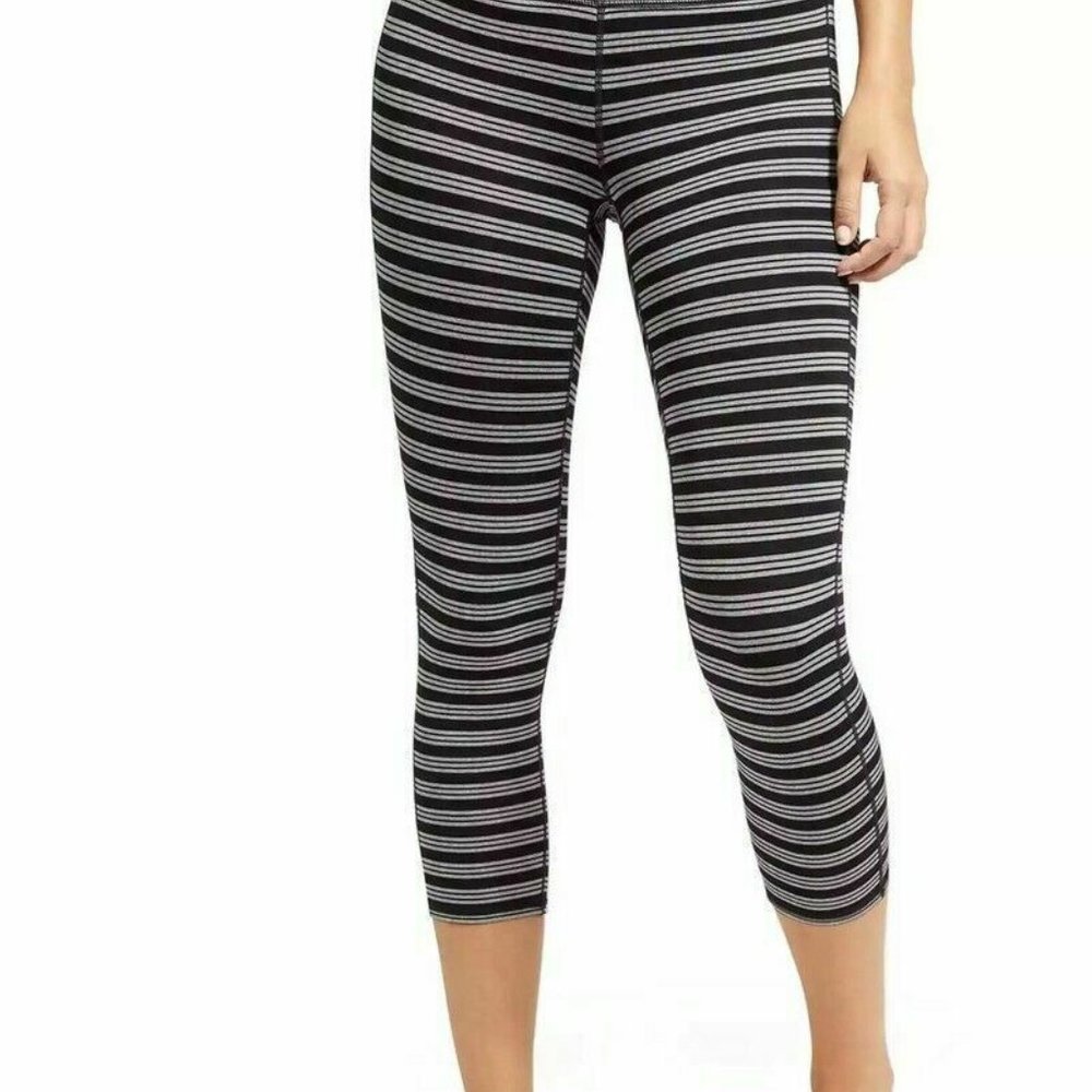 ATHLETA Stripes Chaturanga Capri Tight Thick, Thin Stripes 591368 | Black/Gray S